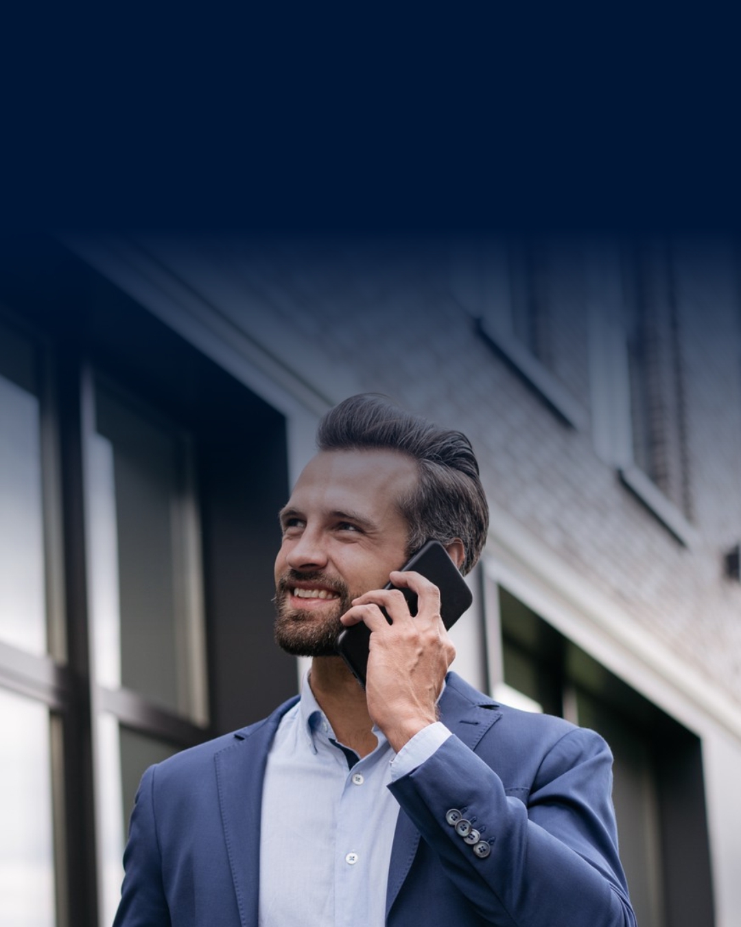 Executivo em atendimento por telefone