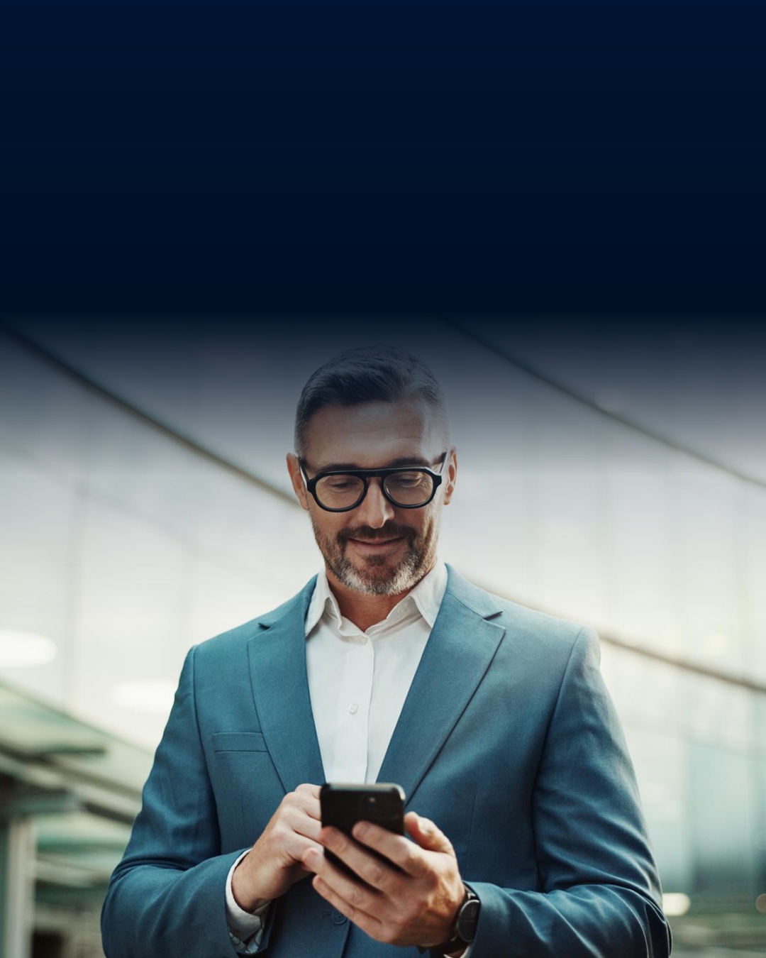 Executivo lendo conteúdos no celular em um ambiente corporativo